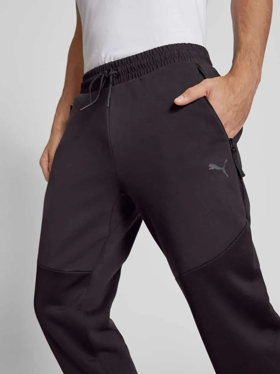 PUMA PERFORMANCE Slim Fit Sweatpants mit Reißverschlusstaschen Modell 'PUMATECH' in Black