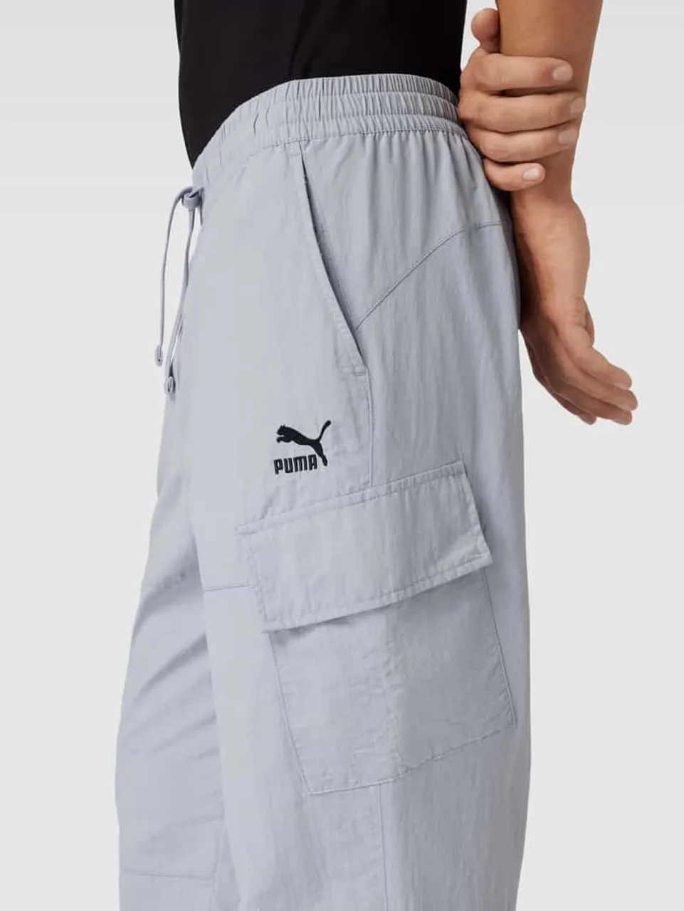 PUMA PERFORMANCE Sweatpants mit Label-Stitching in Mittelgrau