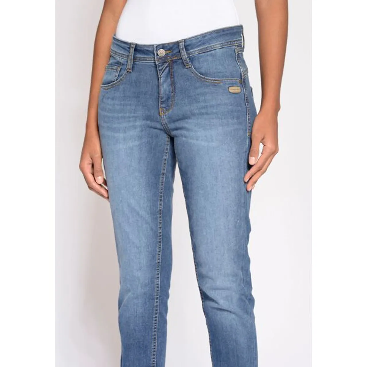 Relax-fit-Jeans GANG "94AMELIE" Gr. 26 (34), N-Gr, blau (universal class wash) Damen Jeans Weite
