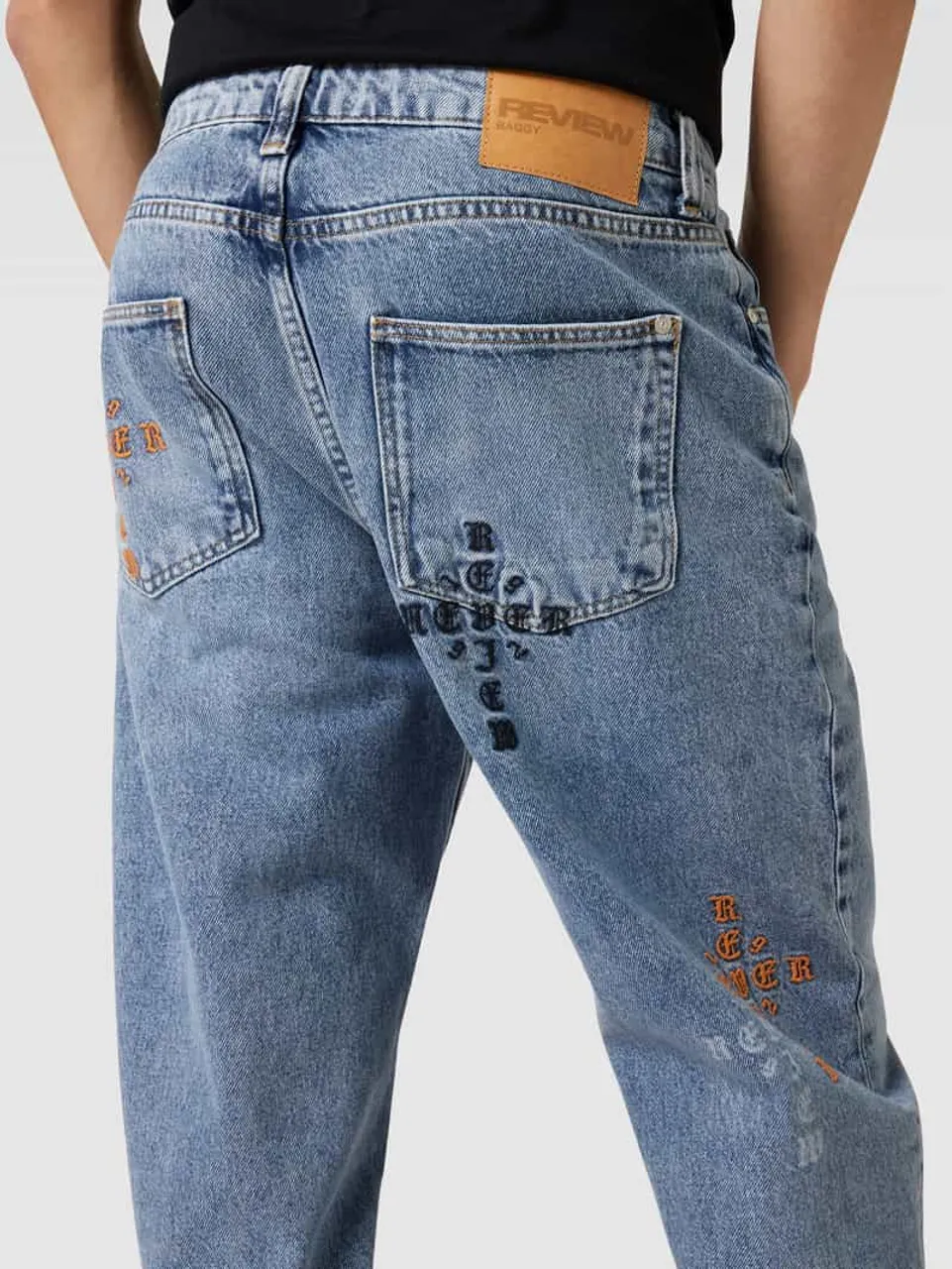 REVIEW Baggy Jeans mit CRUCIFIX Kreuz Print in Blau