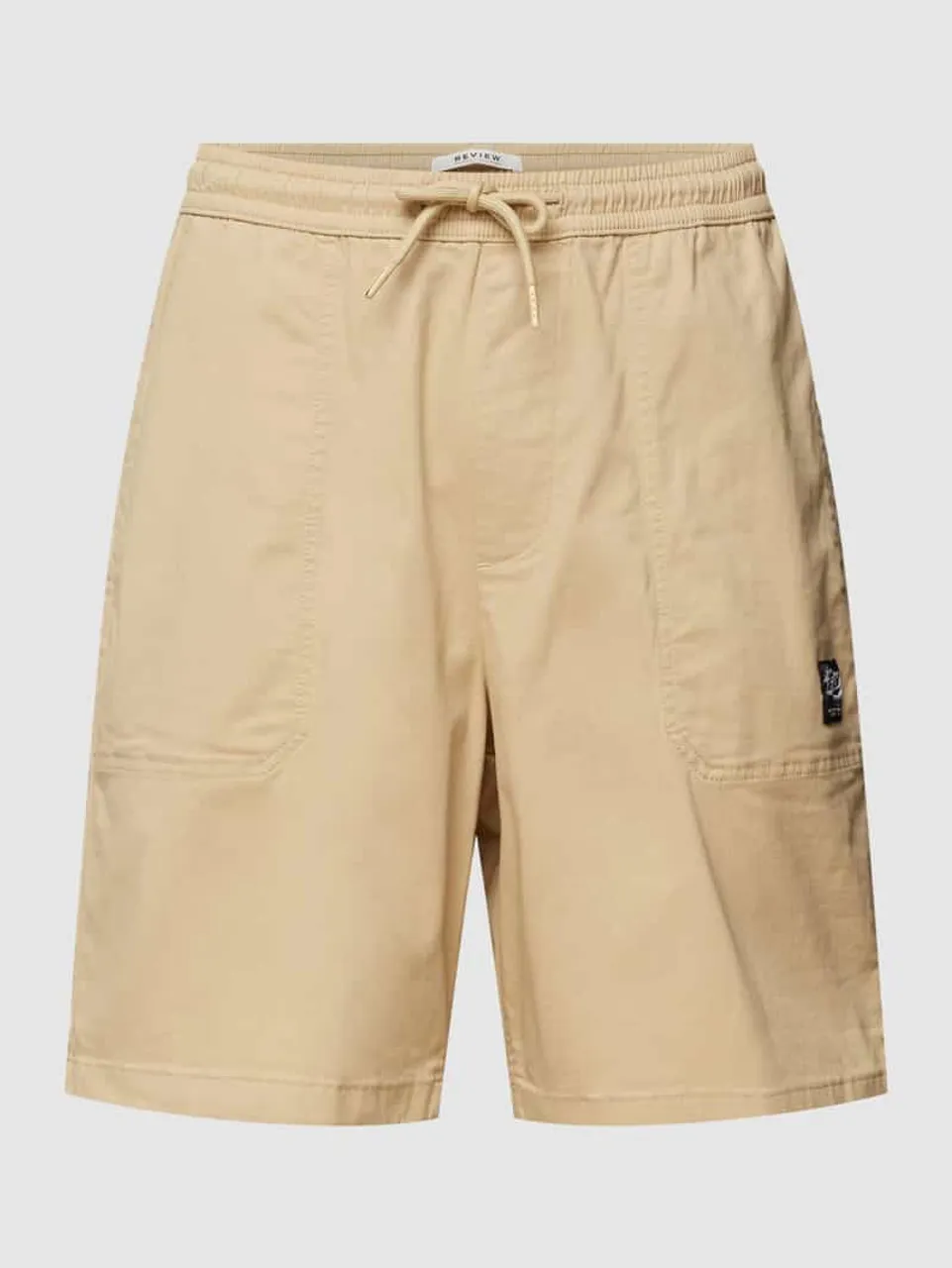 REVIEW Bermudas mit Label-Patch in Sand