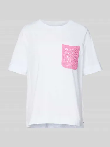 Rich & Royal T-Shirt mit Brusttasche aus Häkelspitze in Rosa