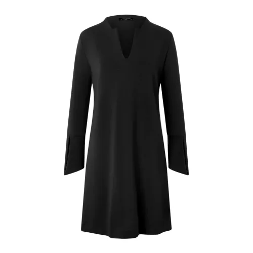 Schwarzes Jerseykleid mit Schlitz und Tunika-Ausschnitt Ana Alcazar