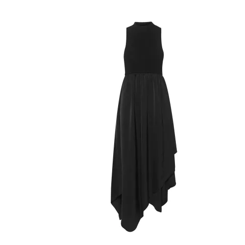 Schwarzes Kleid mit hohem Kragen und Rüschen Gestuz