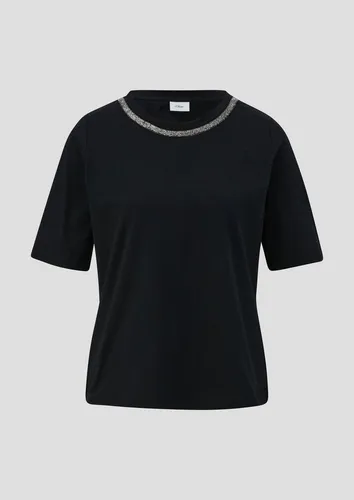s.Oliver BLACK LABEL Kurzarmshirt T-Shirt mit Deko-Tape am Ausschnitt Schmuck-Detail