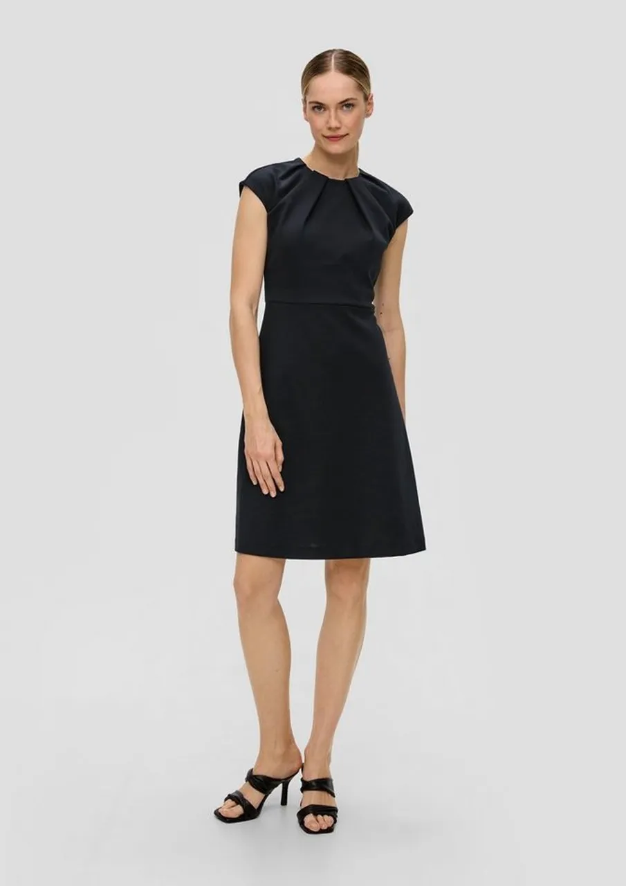 s.Oliver BLACK LABEL Minikleid Kurzes Kleid mit plissiertem Rundhalsausschnitt