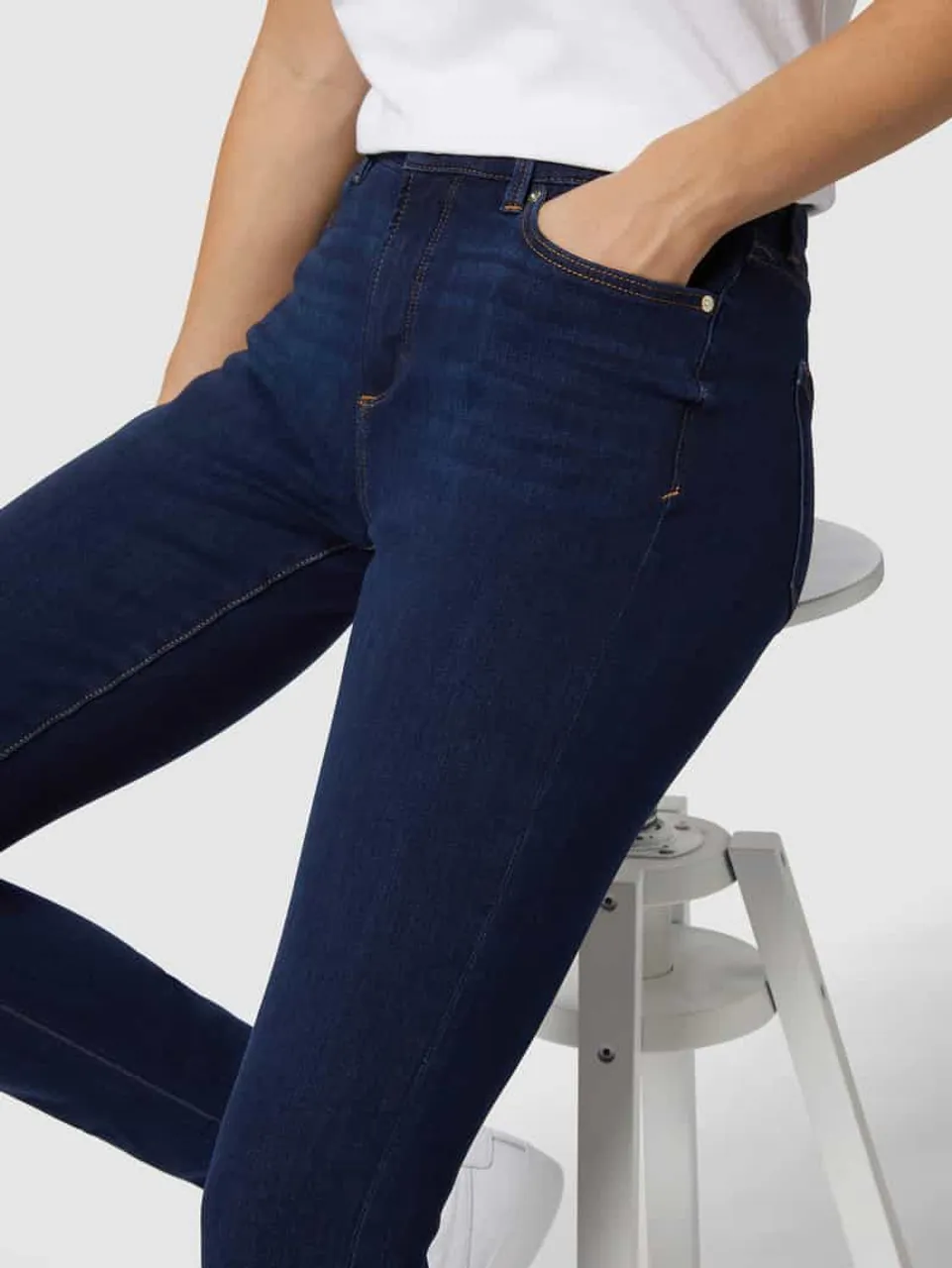 s.Oliver RED LABEL Skinny Fit Jeans mit Lyocell-Anteil Modell 'Izabell' in Dunkelblau