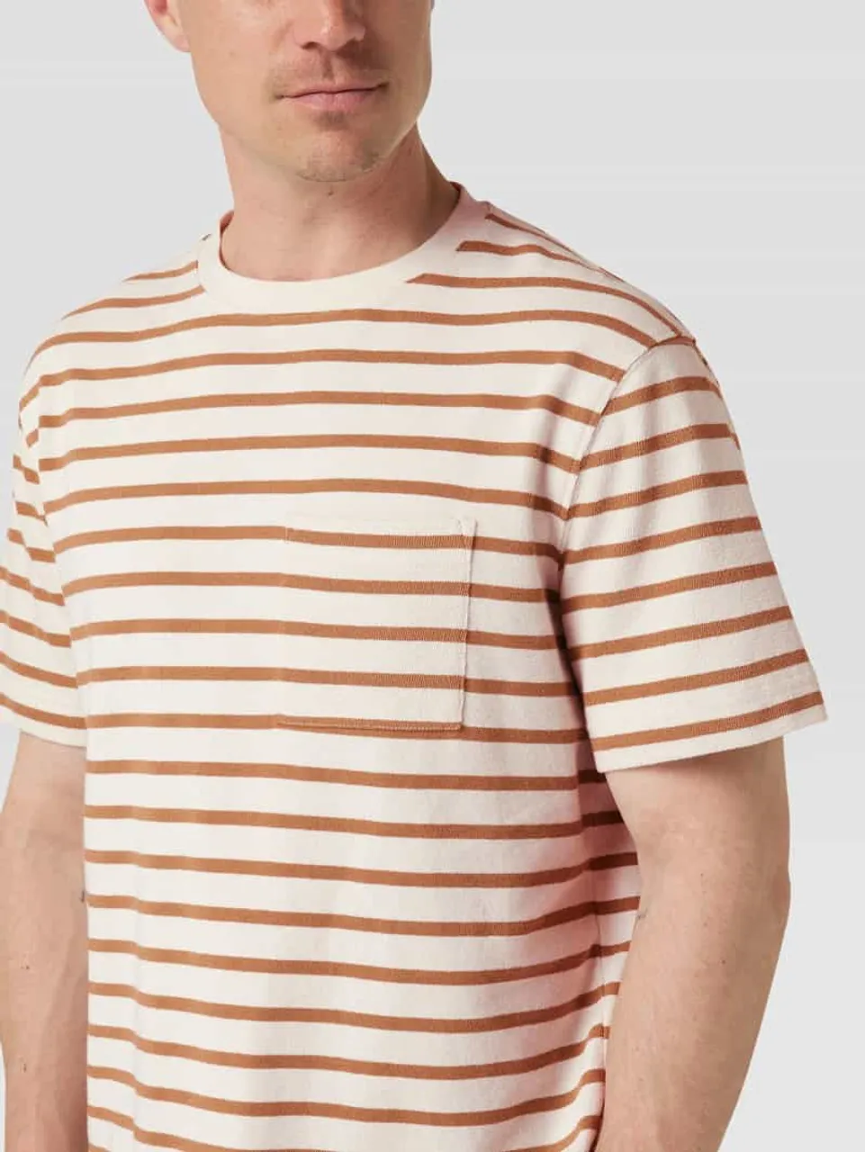 s.Oliver RED LABEL T-Shirt mit Streifenmuster und Brusttasche in Offwhite