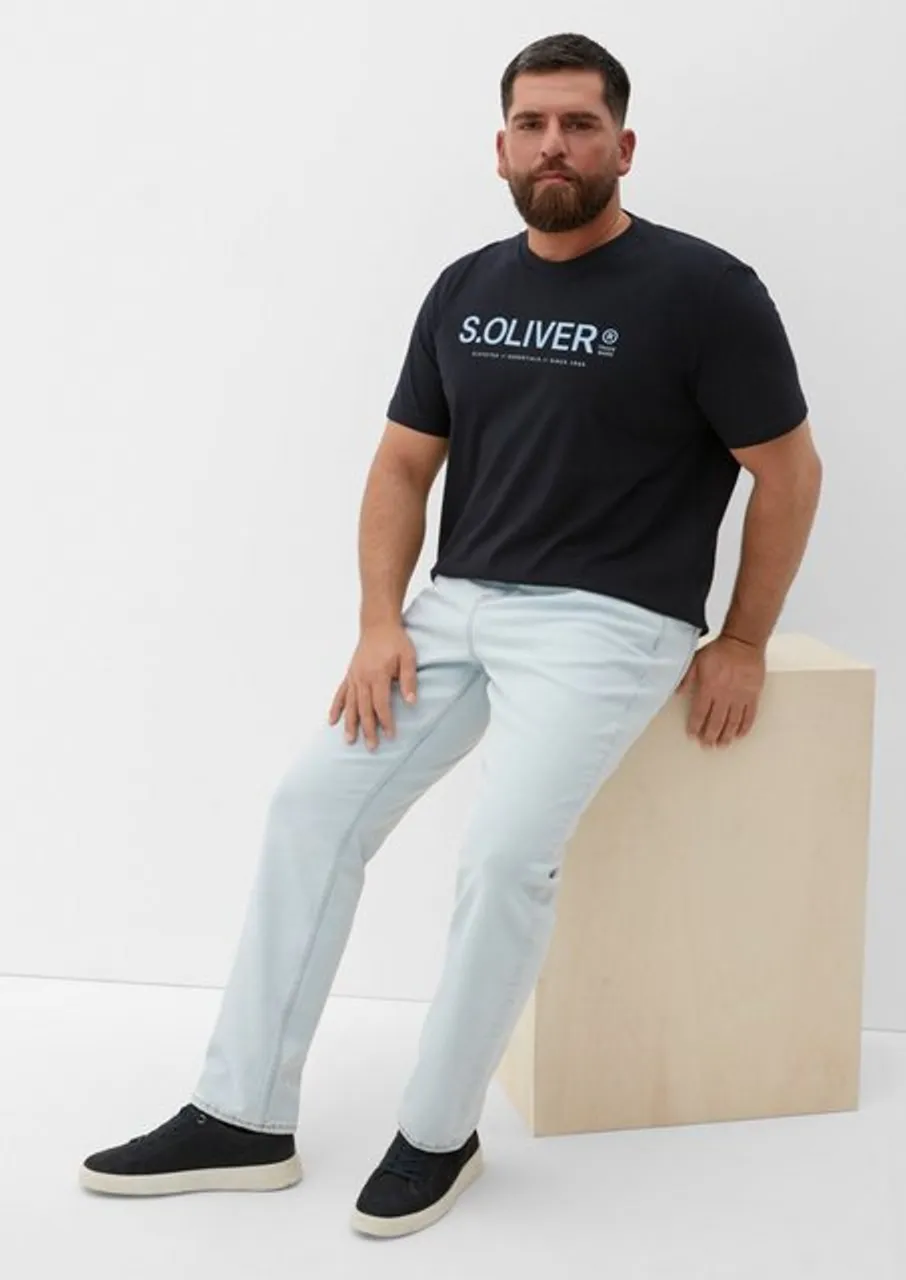 s.Oliver Stoffhose Jeans Casby / Relaxed Fit / Mid Rise / Straight Leg Leder-Patch, Kontrastnähte, Waschung