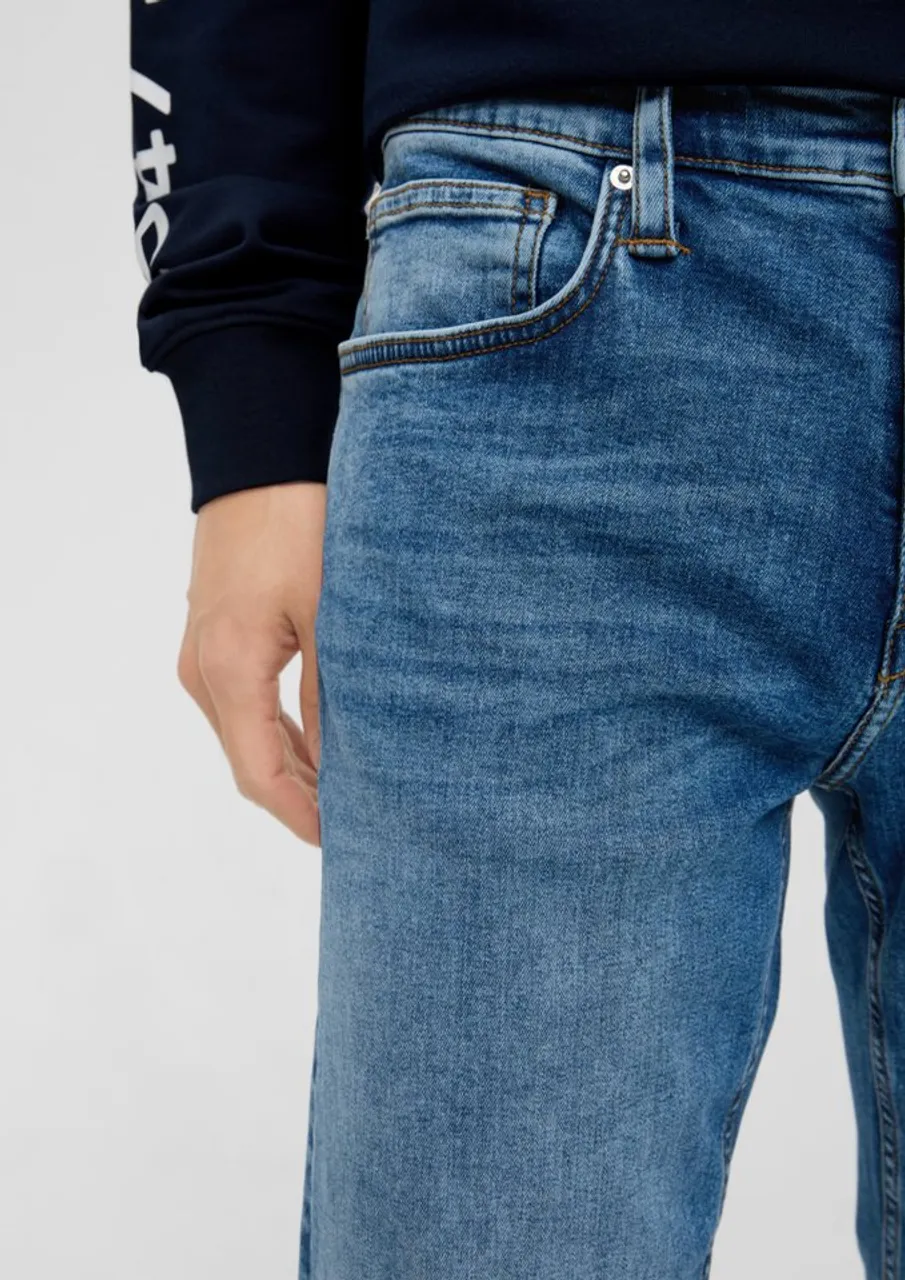 s.Oliver Stoffhose Jeans Nelio / Slim Fit / Mid Rise / Slim Leg Waschung, Label-Patch, Kontrastnähte