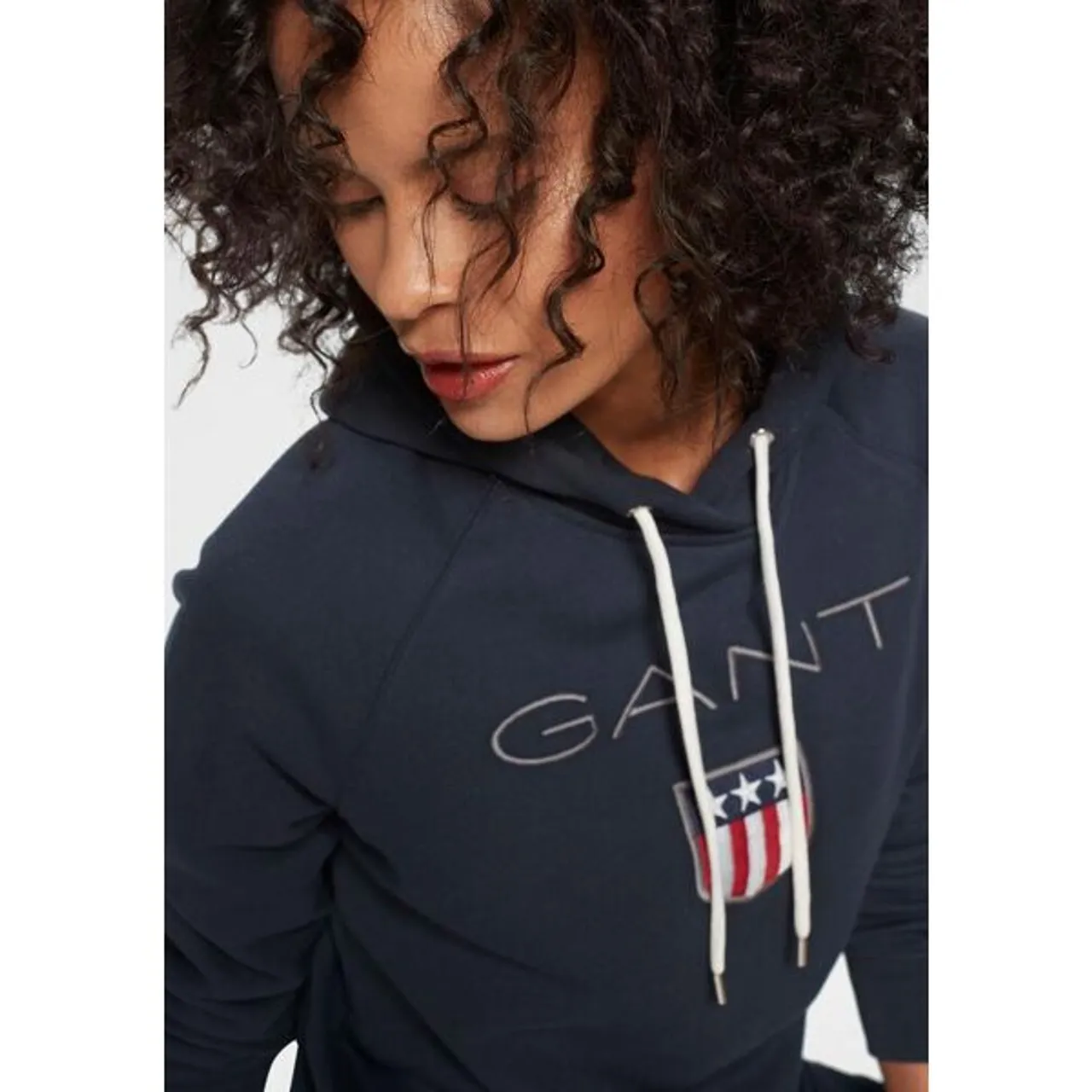 Sweatshirt GANT "GANT SHIELD SWEAT HOODIE" Gr. XS (34), blau (marine) Damen Sweatshirts mit großer Label-Applikation vorne