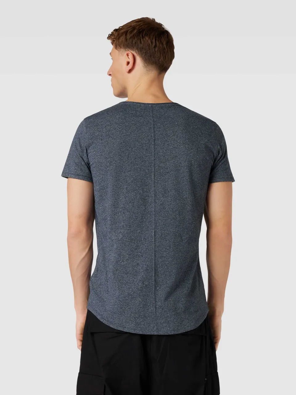 T-Shirt mit V-Ausschnitt und Label-Stitching