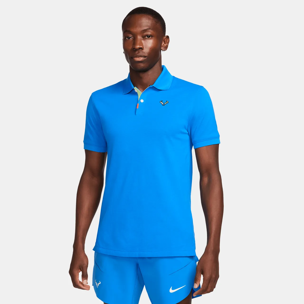 The Nike Polo Rafa Herren-Poloshirt in schmaler Passform - Blau