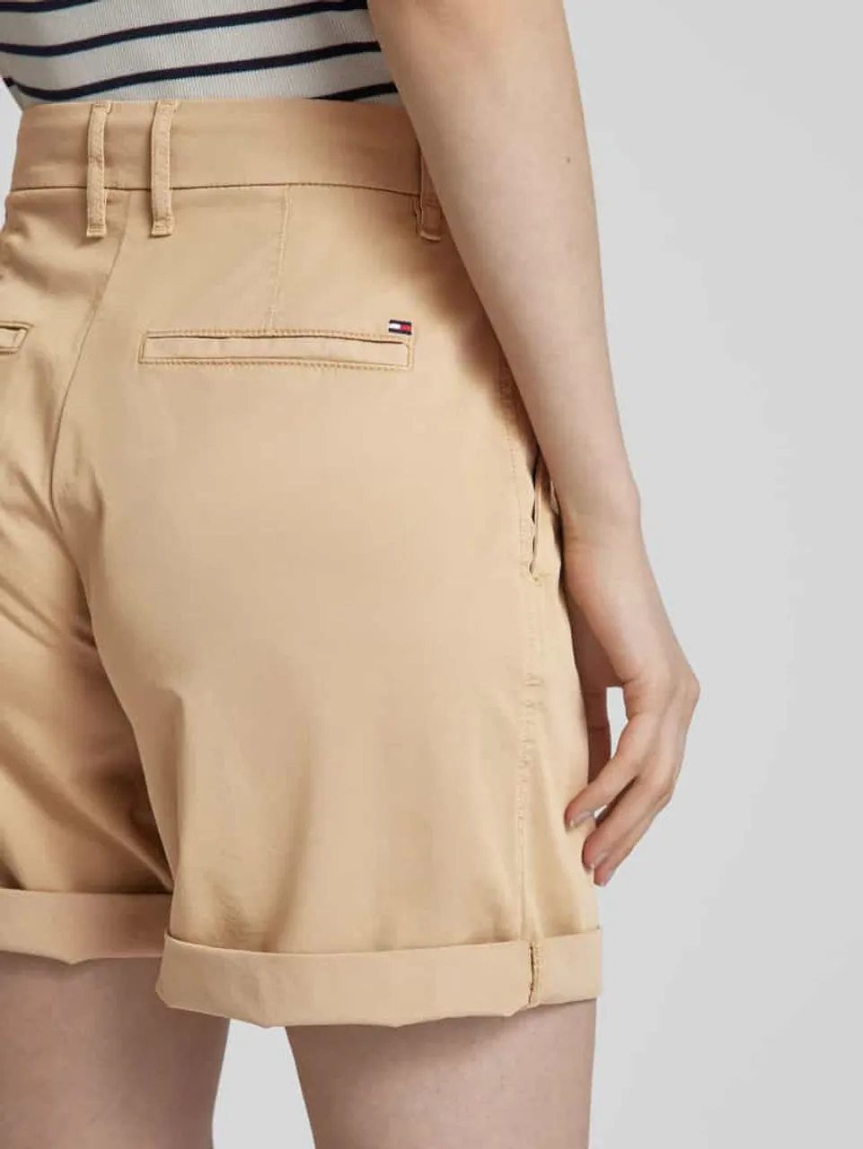 Tommy Hilfiger Flared Chino-Shorts mit Gesäßtaschen Modell 'CO BLEND GMD' in Beige
