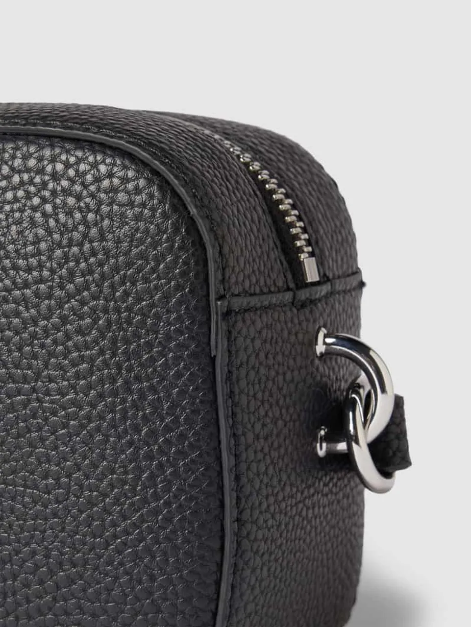 Tommy Hilfiger Handtasche mit Label-Detail Modell 'EMBLEM CAMERA' in Black, Größe One Size