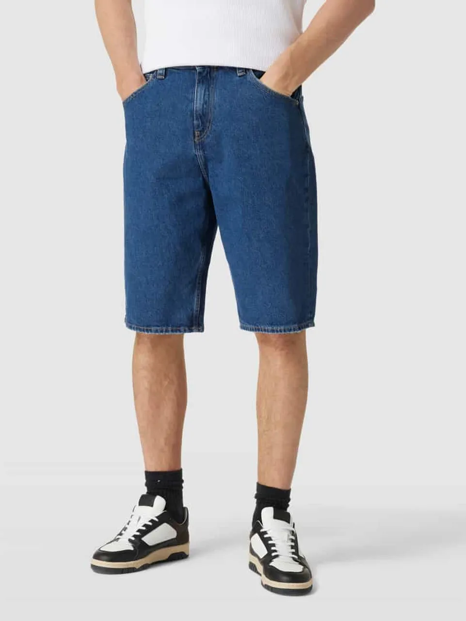 Tommy Jeans Baggy Fit Jeansshorts mit Label-Detail in Jeansblau