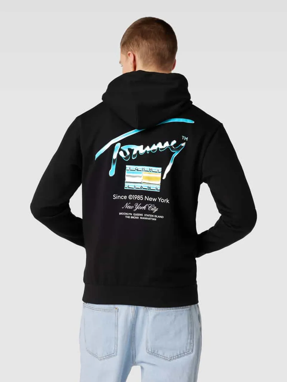 Tommy Jeans Hoodie mit Label-Print und Känguru-Tasche in Black