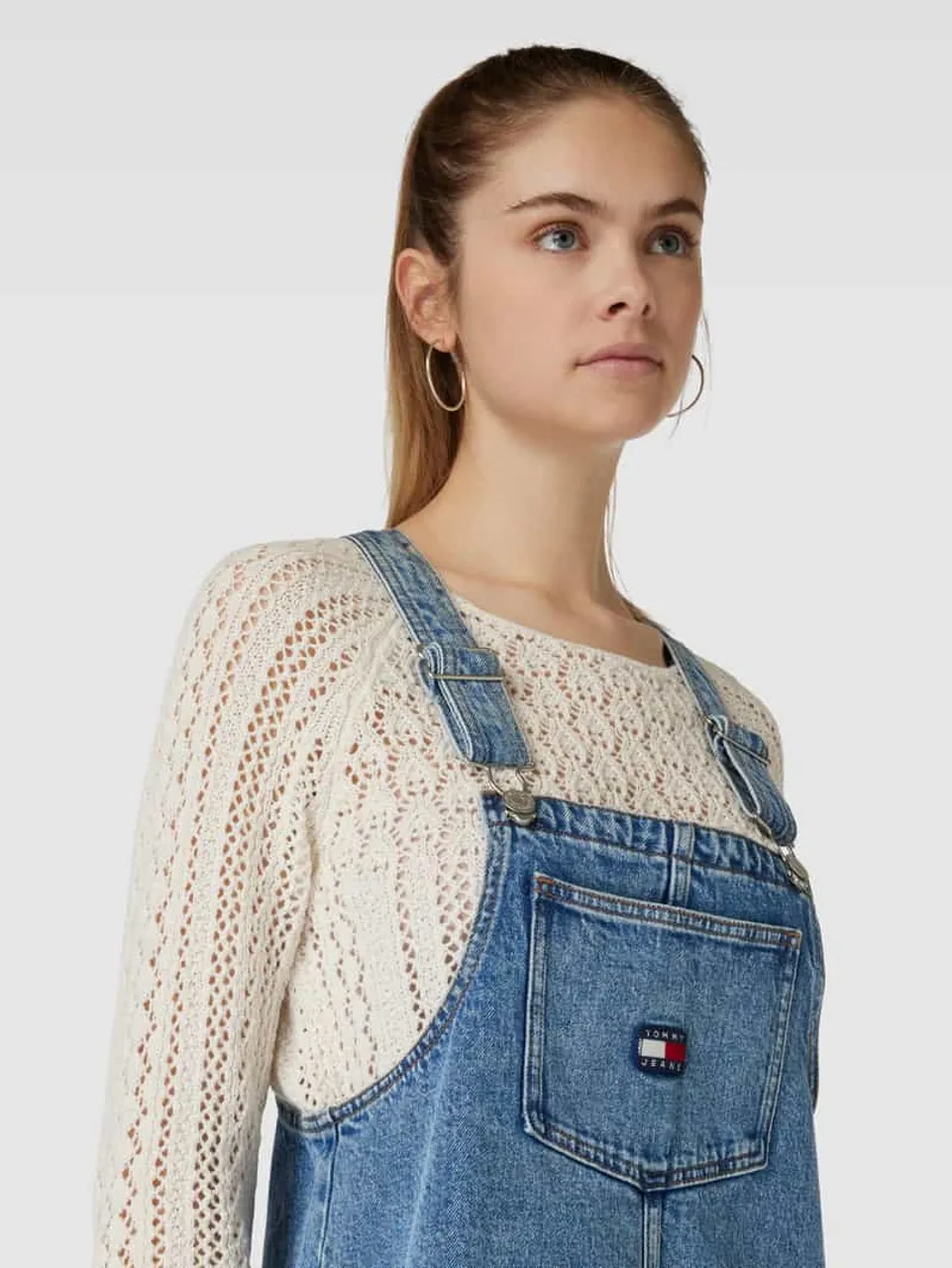 Tommy Jeans Jeanskleid mit Label-Patch Modell 'PINAFORE' in Jeansblau