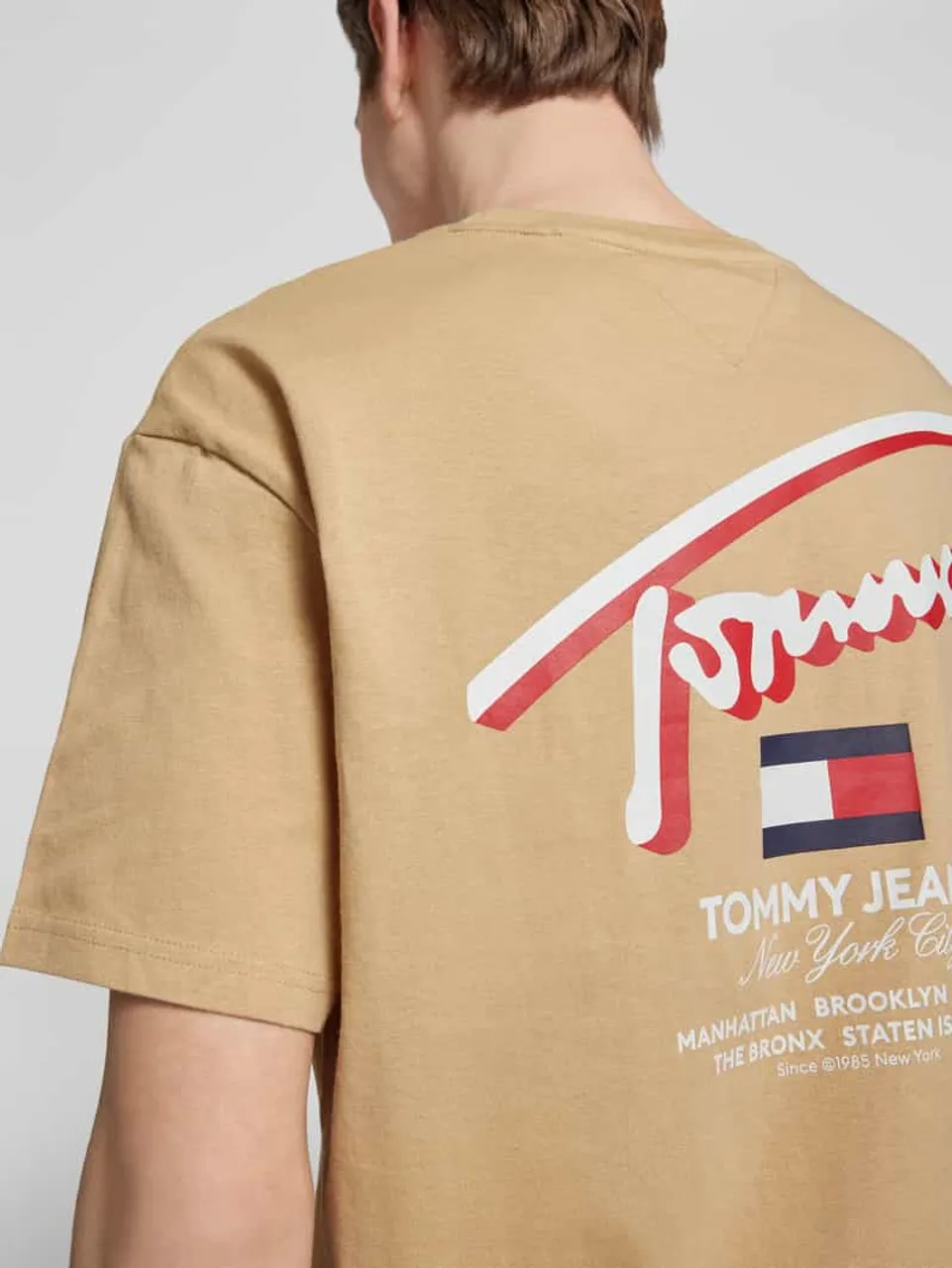 Tommy Jeans T-Shirt mit Label-Print in Sand