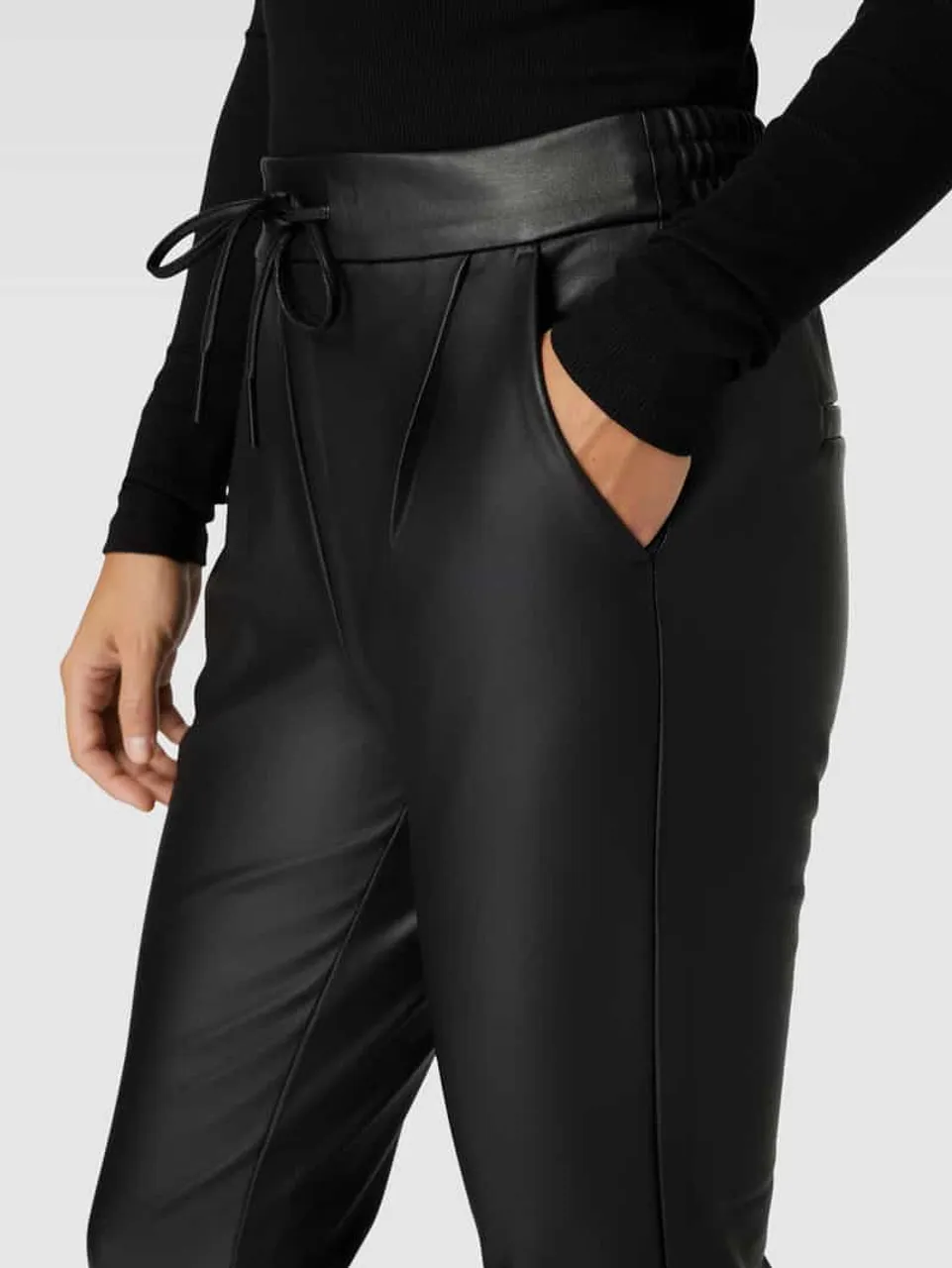 Vero Moda Stoffhose mit Gesäßtaschen Modell 'EVA' in Black