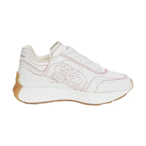 Weiße Low-Top-Sneaker mit roten Perforationen,Platform Sporty-Chic Sneakers Alexander McQueen