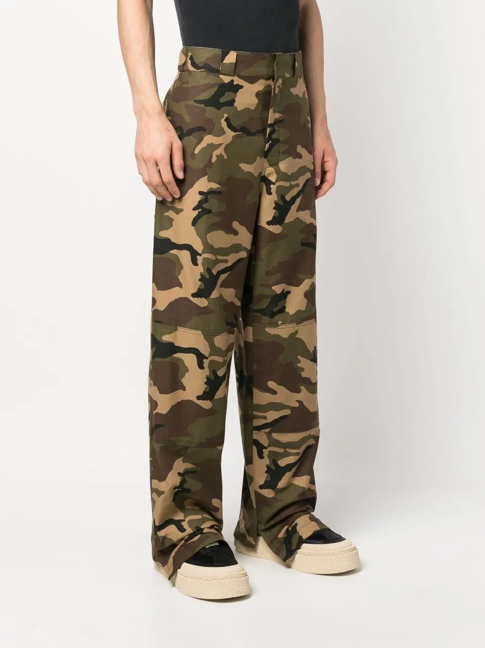 Weite Hose mit Camouflage-Print